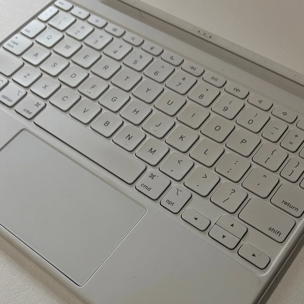 Apple White iPad with White Keyboard Folio